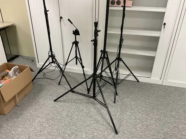 Godox sl60w studiolamp op statief (2x) - afbeelding 2 van  4