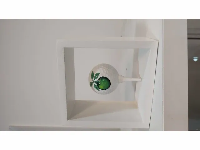 Golfbal ode aan rene magritte - afbeelding 1 van  4