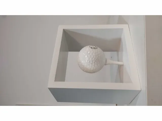Golfbal ode aan rene magritte - afbeelding 2 van  4