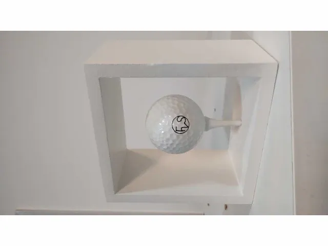 Golfbal ode aan rene magritte - afbeelding 3 van  4