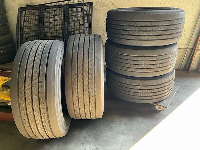 Goodyear 3x - continental 2x vrachtwagenbanden - afbeelding 1 van  8