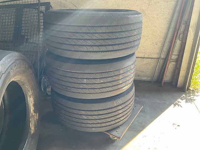 Goodyear 3x - continental 2x vrachtwagenbanden - afbeelding 6 van  8
