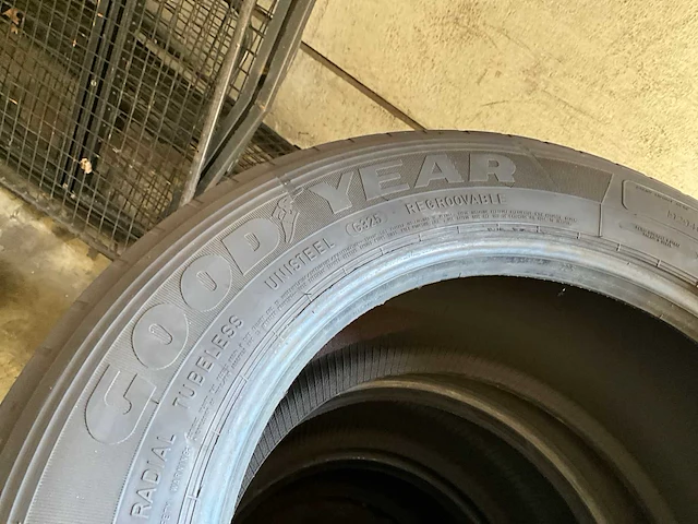 Goodyear 3x - continental 2x vrachtwagenbanden - afbeelding 7 van  8