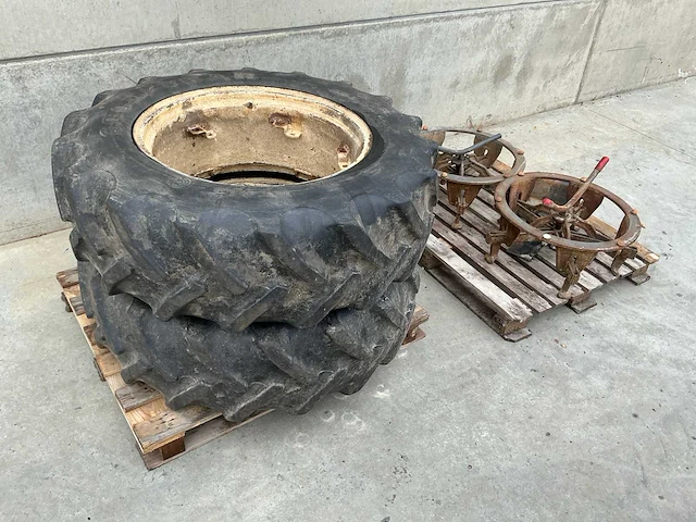 Goodyear dt810 tractorbanden met velg (2x) - afbeelding 1 van  6