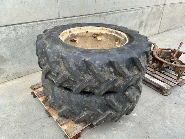 Goodyear dt810 tractorbanden met velg (2x) - afbeelding 2 van  6