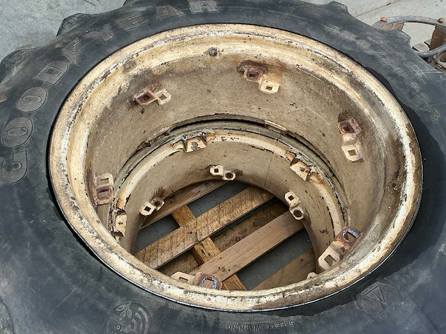 Goodyear dt810 tractorbanden met velg (2x) - afbeelding 3 van  6