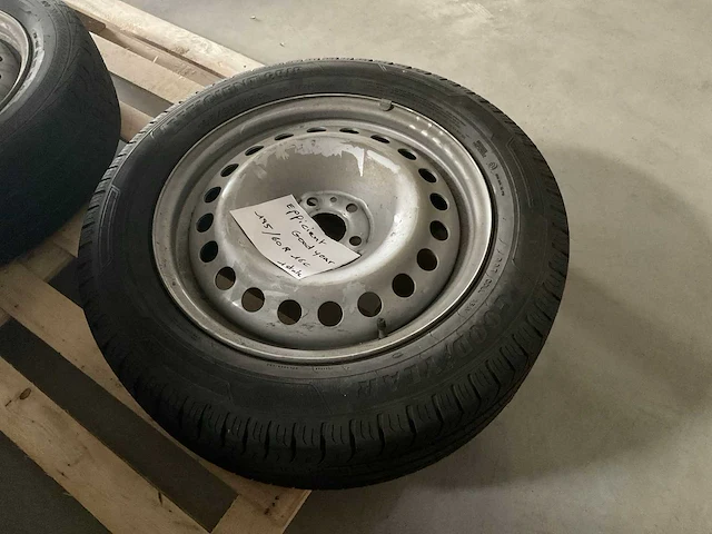 Goodyear efficient grip autoband op velg 195/60r16c - afbeelding 1 van  3