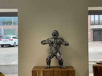 Gorilla bonzend origami old silver h80cm - afbeelding 1 van  2