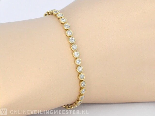 Gouden armband vol met diamanten gezet - afbeelding 2 van  8