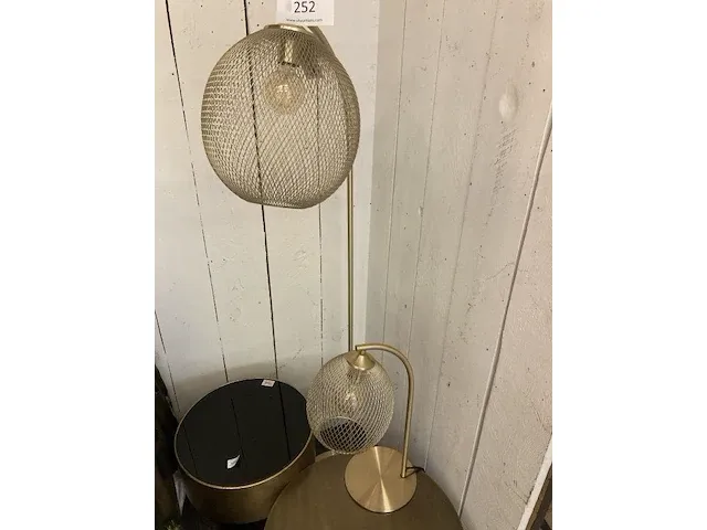 Goudkleurige stalamp compleet met goudkleurige tafellamp - afbeelding 1 van  3