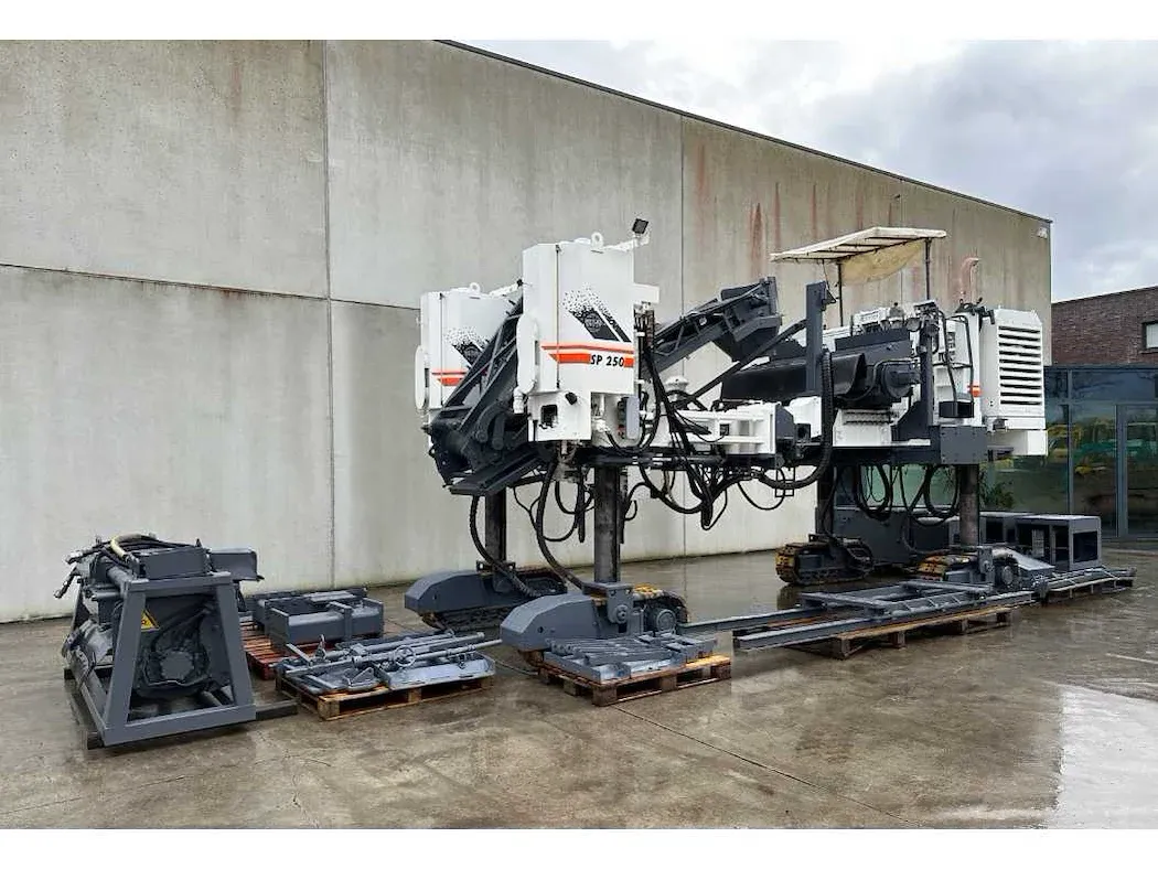 Graafmachines, generatoren, balenpersen, overslagkraan en garage