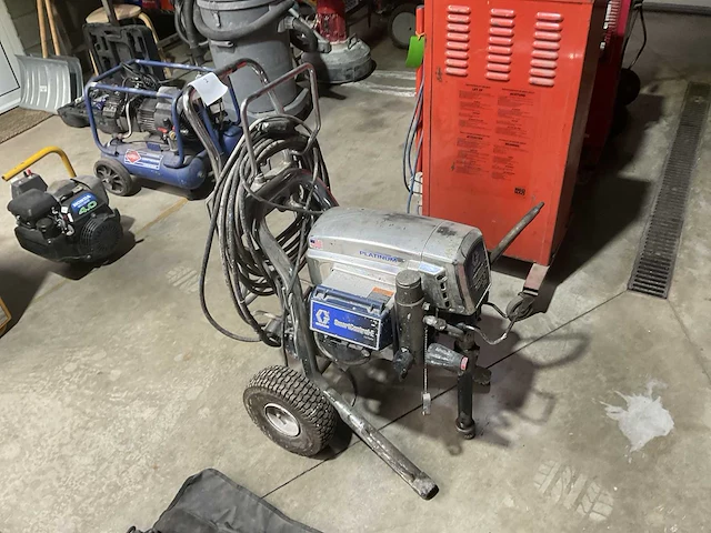 Graco platinum ultra max ii 795 mobiele airless verfspuitmachine - afbeelding 1 van  8
