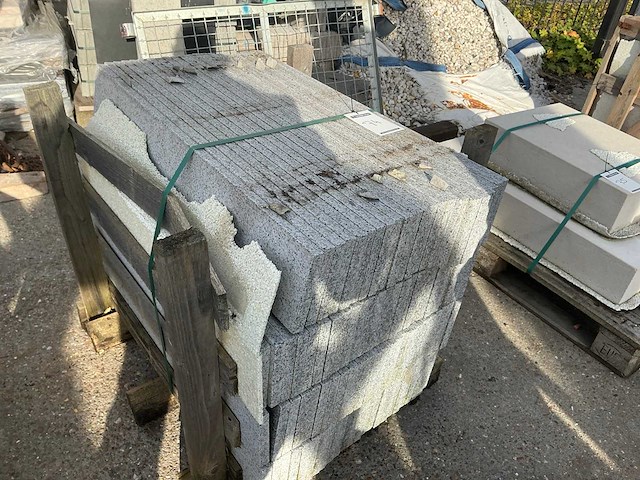 Graniet plinten ca 109 stuks - afbeelding 1 van  5