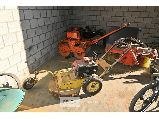 Grasmaaier met honda motor - afbeelding 1 van  6