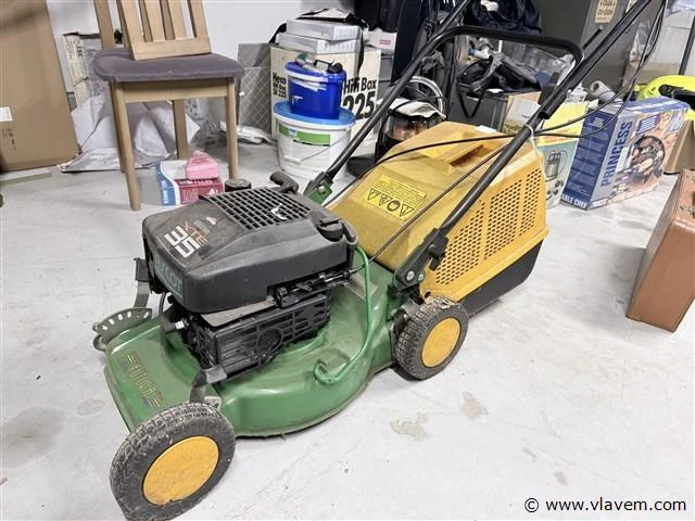 Grasmachine op benzine - wiel ontbreekt - afbeelding 1 van  5