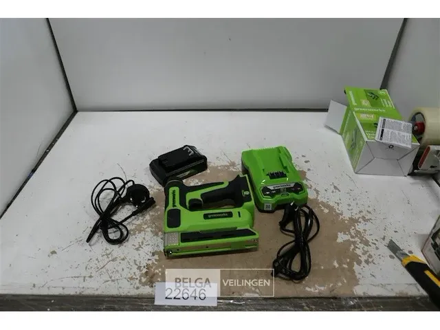 Greenworks 24v accu nagelpistool met 24v batterij en 24v acculader - afbeelding 1 van  3