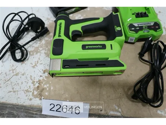 Greenworks 24v accu nagelpistool met 24v batterij en 24v acculader - afbeelding 2 van  3
