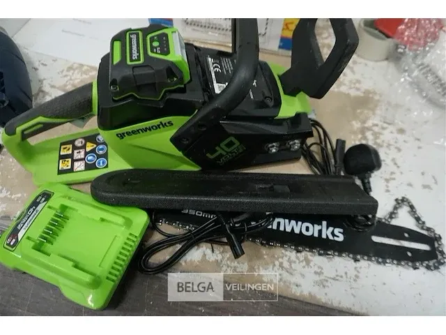 Greenworks 40 volt accu kettingzaag met 40v batterij en 40v acculader - afbeelding 1 van  3