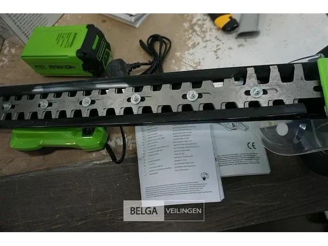 Greenworks 40v heggenschaar met 40v batterij en 40v acculader - afbeelding 2 van  3