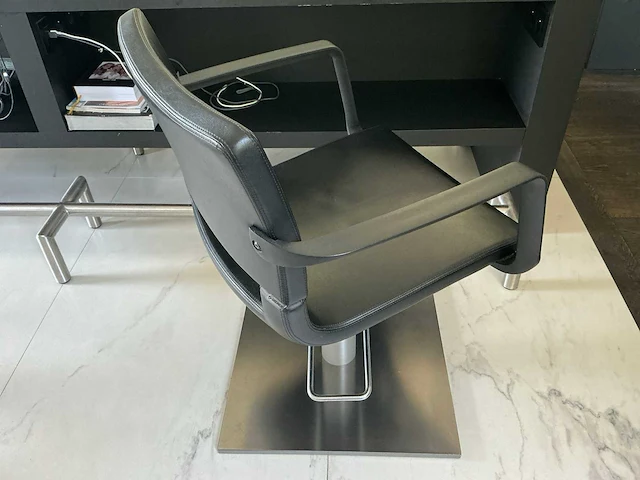 Greiner kapsalon stoelen en inrichting - afbeelding 2 van  14