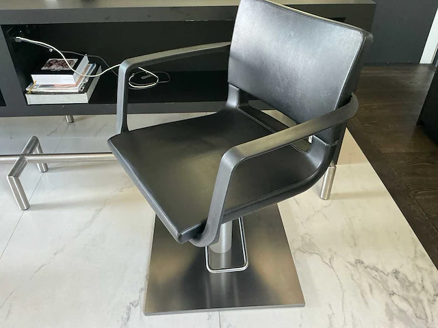 Greiner kapsalon stoelen en inrichting - afbeelding 4 van  14