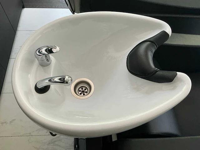 Greiner variolore wastafels met massagestoelen (2x) - afbeelding 13 van  16