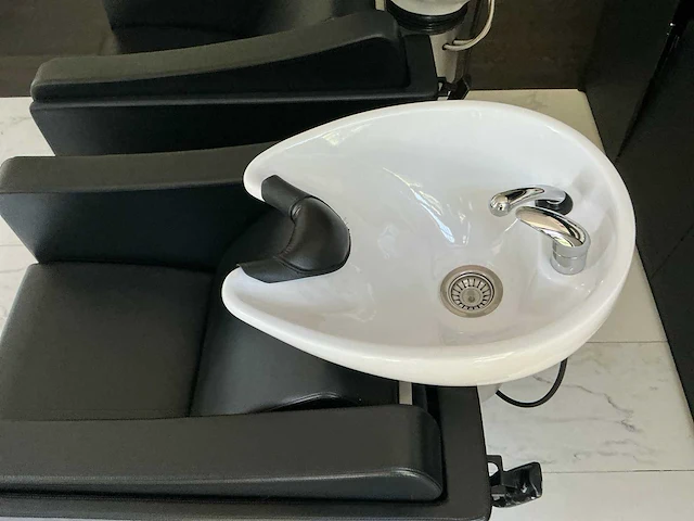 Greiner variolore wastafels met massagestoelen (2x) - afbeelding 14 van  16