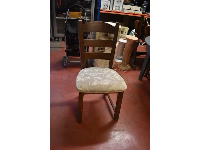 Grijs ovale tafel met 4 bruin houten stoelen met stoffen zit , salontafel op wielen - afbeelding 7 van  10