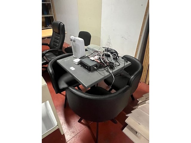 Grijs vierkantige tafel zwart onderstel, 4 zwart imitatie lederen stoelen (8) - afbeelding 1 van  1