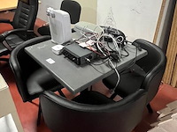 Grijs vierkantige tafel zwart onderstel, 4 zwart imitatie lederen stoelen (8)