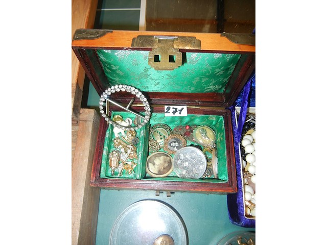 Groene juwelendoos met inhoud - afbeelding 1 van  1