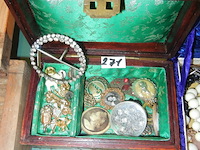 Groene juwelendoos met inhoud - afbeelding 1 van  1