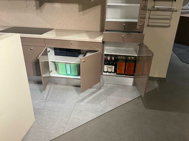 Grohe, siemens, roblin en bosch keukenopstelling - afbeelding 3 van  13