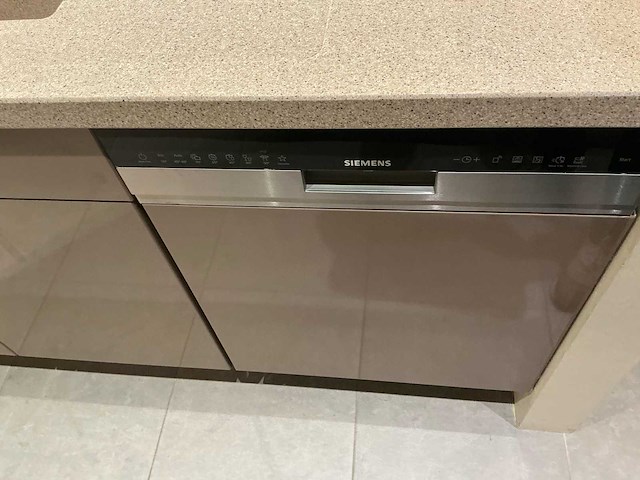 Grohe, siemens, roblin en bosch keukenopstelling - afbeelding 10 van  13