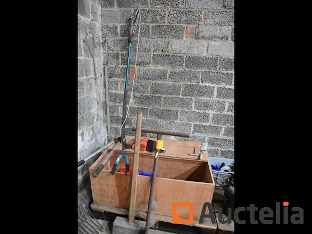 Grondboor, hamer en gereedschap - afbeelding 1 van  7