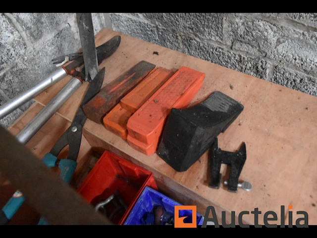 Grondboor, hamer en gereedschap - afbeelding 2 van  7