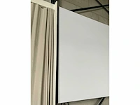 Groot akoestisch paneel/videowand voorzien van wit doek - afbeelding 4 van  6