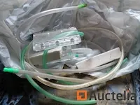 Groot aquarium met metaal standaard met filtersysteem, verschillend onderhoud accessoires voor aquarium - afbeelding 5 van  13