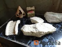 Groot aquarium met metaal standaard met filtersysteem, verschillend onderhoud accessoires voor aquarium - afbeelding 8 van  13
