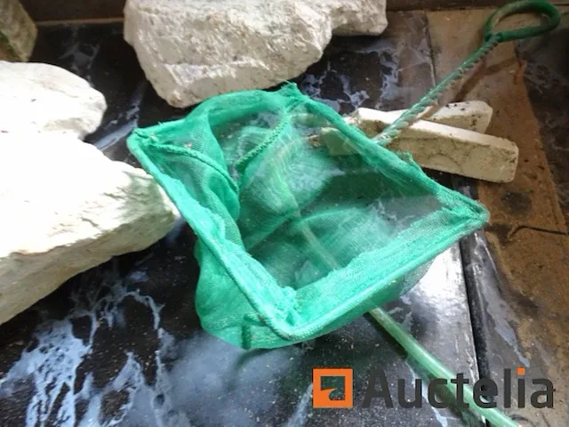 Groot aquarium met metaal standaard met filtersysteem, verschillend onderhoud accessoires voor aquarium - afbeelding 11 van  13