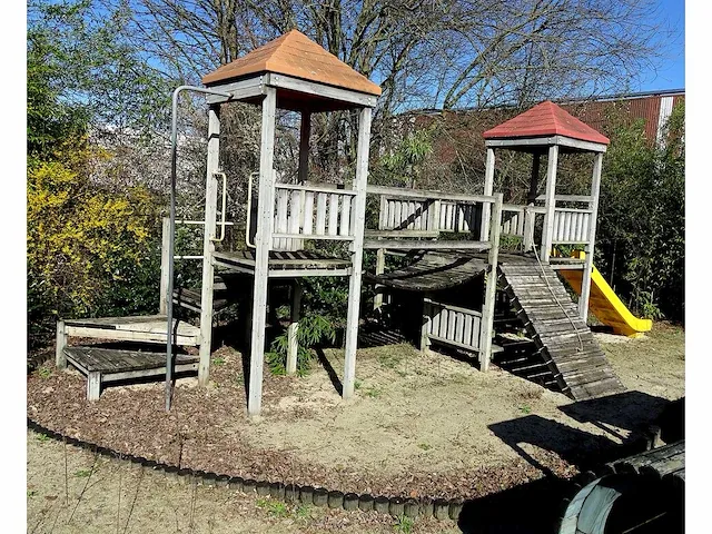 Groot hout & plastic buiten-speel-kasteel - afbeelding 1 van  12