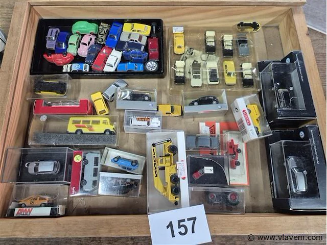 Groot lot auto - afbeelding 1 van  4