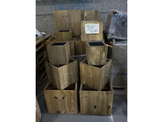 Groot lot diverse houten plantenbakken - afbeelding 1 van  2