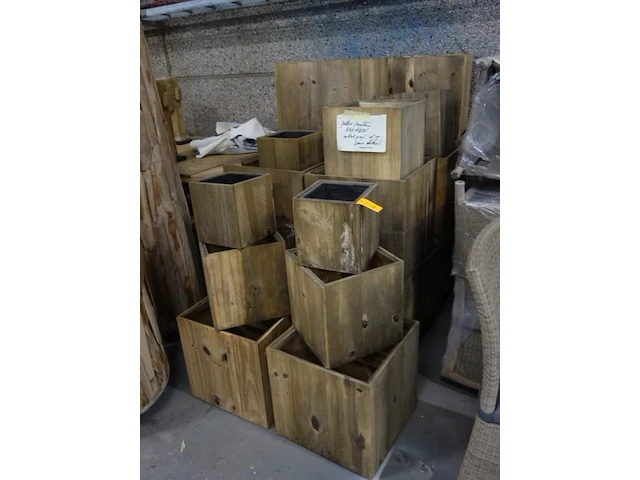 Groot lot diverse houten plantenbakken - afbeelding 2 van  2
