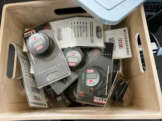 Groot lot elektronica toebehoren - afbeelding 1 van  17