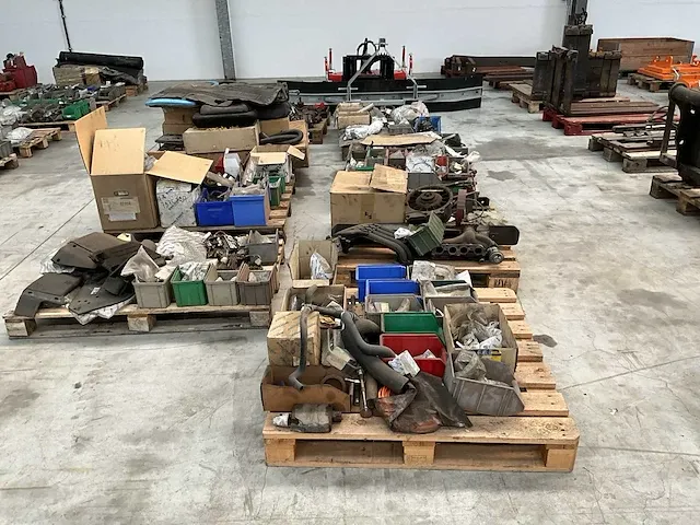 Groot lot heftruck toebehoren en onderdelen - afbeelding 1 van  25