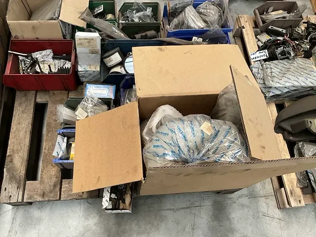 Groot lot heftruck toebehoren en onderdelen - afbeelding 14 van  25