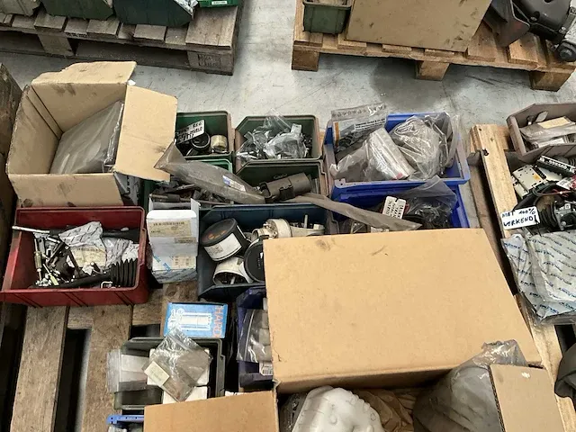 Groot lot heftruck toebehoren en onderdelen - afbeelding 15 van  25