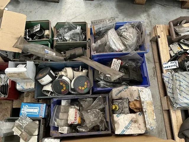 Groot lot heftruck toebehoren en onderdelen - afbeelding 17 van  25