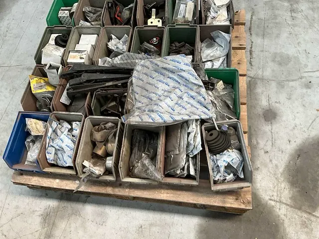 Groot lot heftruck toebehoren en onderdelen - afbeelding 2 van  37